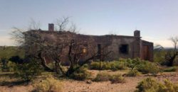 Casa abandonada en La Escondida, antiguo pueblo minero del Auca Mahuida.