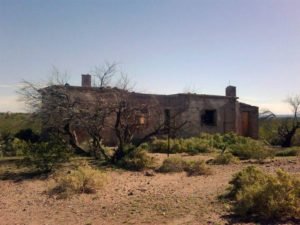 Casa abandonada en La Escondida, antiguo pueblo minero del Auca Mahuida.
