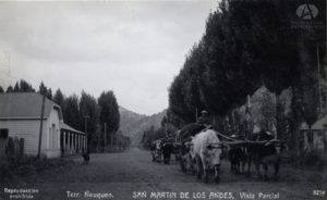Vista Parcial Hotel Lacar y Av. San Martín - San Martín de los Andes (1936) - Colección: García Coni - Denominación: Vista Parcial del Hotel Lacar y transporte de madera con empleo de Yunta de bueyes. - Fotógrafo: Bruno Ricardo Sálamon 1936 - Ubicación: Av. San Martín hacia Elordi