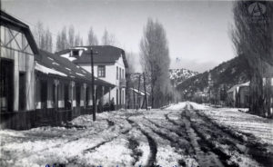Vista Parcial Hotel Lacar y Av. San Martín (1940) - San Martín de los Andes - Colección: García Coni - Denominación: Vista Parcial del Hotel Lacar en invierno - Fotógrafo: Bruno Ricardo Sálamon - Ubicación: Av. San Martín hacia Elordi - https://www.flickr.com/photos/archivovisualpatagonico/33000711880