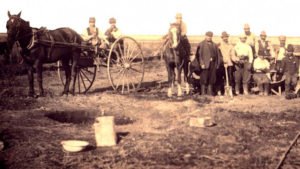 A lo largo de cien años muchos otros inmigrantes judíos y sus descendientes; héroes anónimos han dejado estampada su huella en los medanales del Neuquén