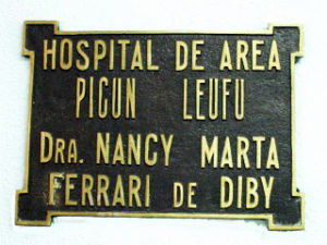 Placa ubicada en el hall del Hospital