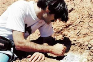 El paleontólogo Rodolfo Coria trabajando en uno de los nidos de Auca Mahuevo.
