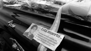 Foto Martín Acosta para Clarín. El cajón de Omar con el recorte de la tapa del Diario Rio Negro