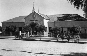 El 21 de febrero de 1940 se crea en Neuquén el Comando de la VI División del Ejército. El flamante Comando no tenía sede propia por lo que los militares miraban con cierta codicia el el edificio del hospital que aún no se había inaugurado.