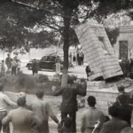 Un grupo de enfurecidos antiperonistas derribó el monumento a Eva Perón ubicado frente a la Catedral en Neuquén Capital.