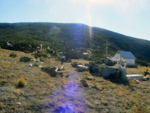 El humilde cementerio mapuche, donde descansa como un "peñi" mas el Padre Francisco. El anterior cementerio, quedó dentro de los límites de la estancia que usurpó los terrenos de la comunidad Huayquillán.