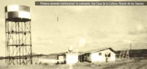 Primera vivienda institucional, única en el año 1971. Ubicada en el sector donde hoy es el centro de la ciudad, fue construida inicialmente para funcionar como co- misaría. Desde hace veinte años es residencia de la Casa de la Cultura. El tanque elevado fue el que inicialmente suministró agua a los pocos pobladores.