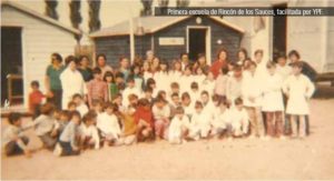 Inicios de la educación en Rincón de los Sauces. Hacia 1968, la petrolera YPF facilitó un tráiler y dos casillas de madera en donde el primer maestro, don Argentino Urquiza, y la primera directora, Sra. María Richard de Sabalsa, impartieron su enseñanza a los niños de aquel entonces.