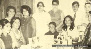 Mujeres de ayer. La mayoría de ellas vive aún, y en el actual Rincón. La anciana sentada en el extremo de la mesa, quien en vida fuera Francisca Muñoz de Lara, llegó a esta región en el año 1905, de Linares, Chile, con su esposo e hijos, de los cuales solo una queda con vida, la cual tenía solo cinco años al llegar a la Argentina y actual Rincón de los Sauces.