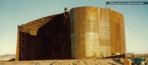 Construcción del primer tanque de almacenamiento de petróleo en el conocido yacimiento Puesto Hernández, lugar que dio inicio a la actividad petrolera en la región en el año 1967. El yacimiento siempre fue supervisado y conducido desde la ciudad de Rincón de los Sauces, ya que se encuentra a menos de veinte kilómetros de la ciudad mencionada. (Fotografía de Hernán Sepúlveda)