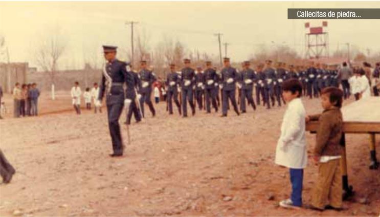 Desfile cívico-militar del año 1978, donde se puede observar el tendido de energía eléctrica y algunas construcciones. Se trata de la Avda. Gral. José de San Martín, arteria principal.