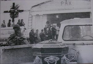 Rastrojero de YPF entrando al cementerio con un ataúd