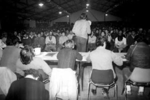 El principal dirigente de la huelga, Christiansen (de espaldas) dirigiéndose a la Asamblea en la represa de Piedra del Águila.