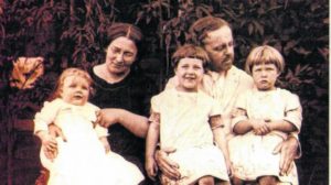 Bertha y su esposo, con sus tres primeros hijos.