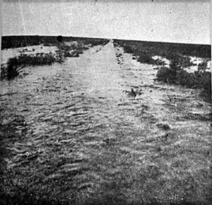 Las aguas llegan a la vía y paren al tren. Foto tomada desde el miriñaque de la locomotora.