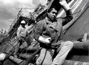 Obreros trabajando en la represa de Piedra del Águila.