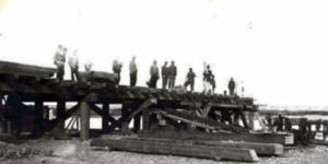4/09/1910 - Construcción del primer puente de servicio en quebracho.