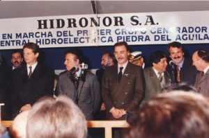 El primer grupo generador fue inagurado por el entonces Presidente Menem, y los Gobernadores Jorge Sobisch de Neuquen y Horacio Massaccesi de Rio Negro.