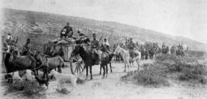 Traslado de los presos de la Cárcel de Chos Malal a Neuquén, Nueva Capital El convoy va en marcha y se encuentra en Chacay-Có, (5 leguas de Chos Malal) al divisar el aparato fotográfico se detiene, y los presos trepan apresuradamente en el carro único que para ellos está destinado (son cuarenta presos) los demás carros van cargados con equipajes y se puede notar sin embargo algunos presos subiendo en uno, atestado hasta más arriba de las barandas.