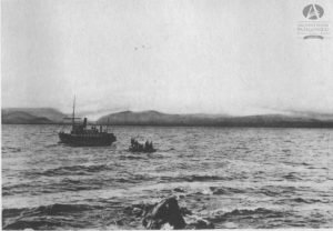 Con sus botes los pobladores se acercaban hasta el Cóndor con sus mercancías y a la búsqueda de su pedido semanal.