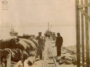 Los pobladores cargaban sus productos y esperaban por las bolsas de materias primas, como harina, aceite y hasta remedios.