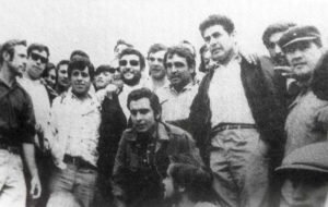 Parados en segundo plano: Armando Olivares, Adam Torres, Antonio Alac, Pascual Rodriguez.