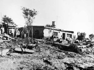 El día después en Cutral Co. La ciudad más golpeada. Los más memoriosos recuerdan la paradoja de vivir en una zona árida y seca que no estaba preparada para recibir tanta agua en tan poco tiempo. 1975, Archivo Diario Río Negro.