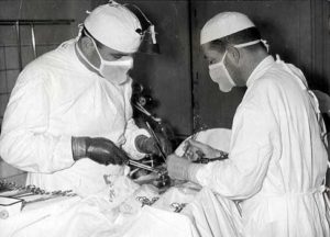 Oscar Arabarco (derecha) en operación en el Hospital