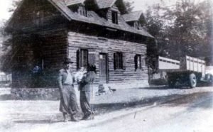 Foto: La familia Marimón posando frente a su vivienda en la por entonces -casi aislada- "Aldea de Montaña" del sur neuquino. Extraída del periódico La Angostura Digital.