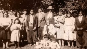 Juan Benigar rodeado de hijos y nietos.