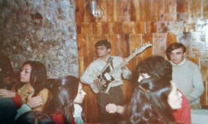 "Los diabólicos", de Zapala, tocando en Sayonara. El Cuqui y Raul Di Blasio