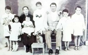 Doña Felicinda del Carmen Barros y Don José Blas Rodríguez, junto a sus hijos (de izq. a derecha) Donato, Úrsula, La pequeña Juanita, en brazos de mamá, Martín, Marcelino y Jacinto (autor de esta nota)