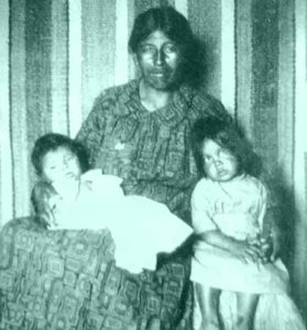 Sbeypuquiñ (Eufemia Barraza) con dos de sus hijos.