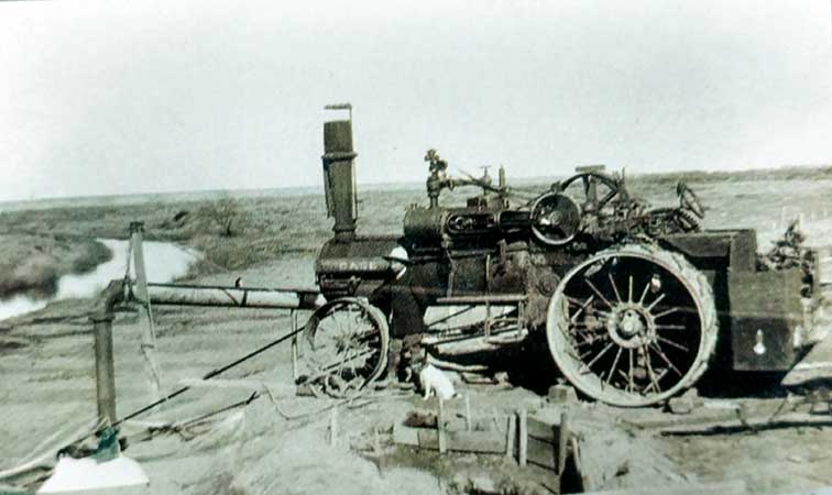 1912 - Bombeo mecánico en la laguna La Larga, en el establecimiento de los hermanos Plottier.