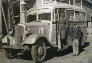 Guillermo Serraioto y empleado del surtidor de combustible