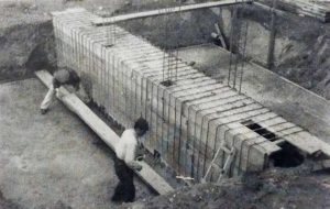 Encofrado de la base del monumento.