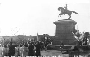 Monumento a San Martín en Santa Rosa, La Pampa. La estatua ecuestre del Libertador en Neuquén, es una de las tantas decenas de copias que existen en todas las ciudades del país de la escultura original realizada en 1859 por Louis Daumas.
