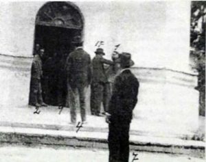 Reconstrucción del asesinato de Emilio Pessino en el atrio de la iglesia (del espediente policial).