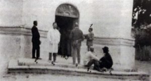 Reconstrucción del asesinato de Emilio Pessino en el atrio de la iglesia (del expediente policial).