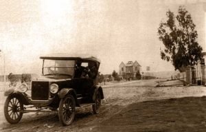 Auto circulando por la Av. Argentina - Neuquén Capital - 1913 - Al fondo, "le Chateau Gris", sede de la gobernación del territorio del Neuquén, a pocos metros del lugar que actualmente ocupa el monumento a San Martín.