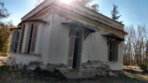 Casa del Doctor Plottier. Edificio auxiliar erigido en épocas más recientes, aunque conservando la línea arquitectónica primaria.