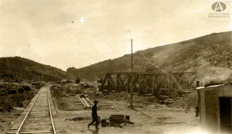 El tren debía llegar hasta Bariloche, y luego continuar bordeando el Nahuel Huapi hasta Villa la Angostura y cruzar la cordillera para llegar finalmente a Osorno, Chile. (Federico Silim)