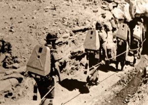 San Eduardo - Mineros ingresando a la mina