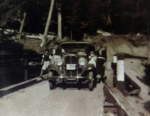 928 - Auto antiguo enlas calles de San Martín de los Andes
