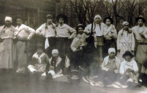 1929 - Familias Novoa - Pérez y Castillo preparados para bailar el Pericón. Foto Dante Valeri