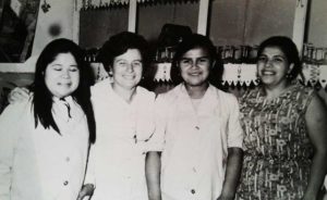 Doña Sara y las chicas que hacían las hamburguesas mas ricas