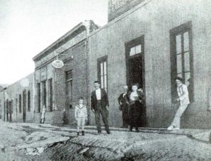 Autor desconocido, Preparándose para el baile, 1920. Museo Gregorio Alvarez.