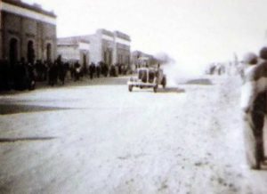 Kruuse a toda velocidad por la calle Avellaneda de Zapala.