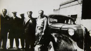Arturo Kruuse, el indio rubio (derecha), fue un destacado piloto que se asentó en la ciudad. En 1935 se convirtió en campeón nacional de carretera al imponerse en una prueba a Chile. Martín Etcheluz (a la izquierda de Kruuse) fue una de las figuras más importantes de la historia zapalina. Fue periodista e intendente, entre muchas actividades que realizó a favor del desarrollo local. Lideró hasta su muerte el partido Democrático Comunal.